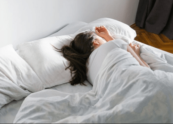 A e dini se cilat ushqime i’u ndihmojnë të flini më mirë?