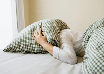 A e dini se cilat janë pasojat e gjumit të pakët dhe atij të tepërt?