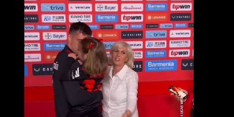 Moment emocionues kur nëna e Granit Xhakës e uron futbollistin për titullin kampion