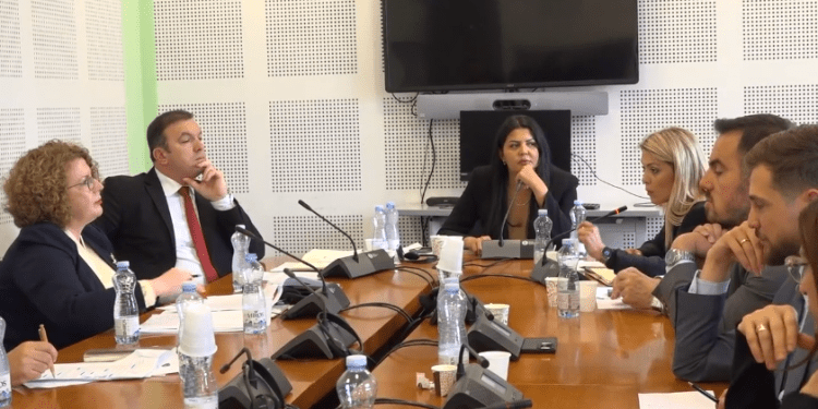 Deliu-ministres Hajdari: Kur keni me ofru dorëheqje?