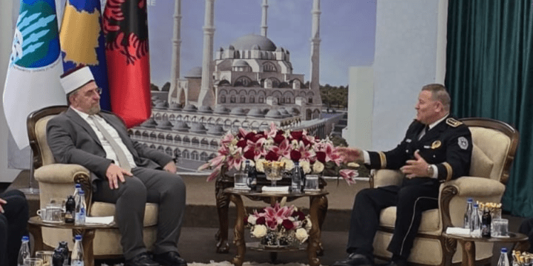 Koloneli Hoxha në BIK: Uroi besimtarët myslimanë që këtë festë ta festojnë me shëndet, begati e në harmoni