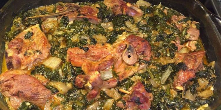 Tavë me mish qengji dhe spinaq, receta me shije të përkryer