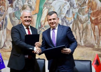 Sveçla dhe Balla nënshkruajnë marrëveshje, lehtësohet kalimi në Morinë përgjatë 9 muajve të vitit