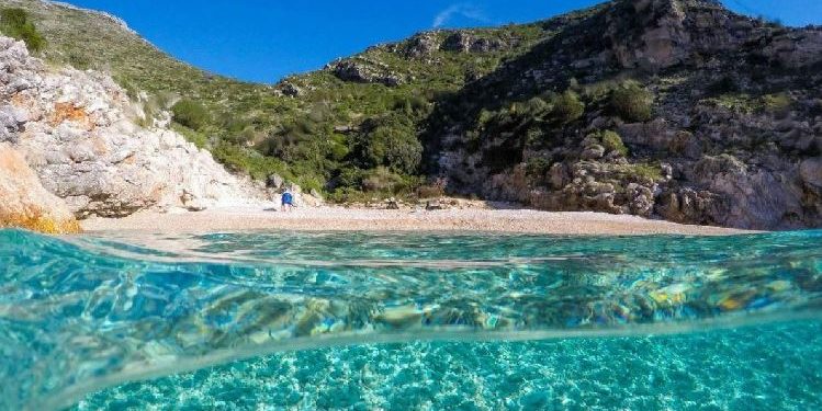 Bukuria e ishullit Sazan, renditet në mesin e ‘‘100 plazheve të arta’’
