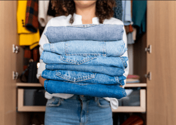 Rikthehet sërish trendi i xhinseve me fund të përthyer këtë vit