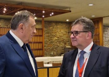 Edhe pse i sanksionuar nga SHBA dhe MB, Dodik ftohet në Greqi ku takohet edhe me Lajçakun