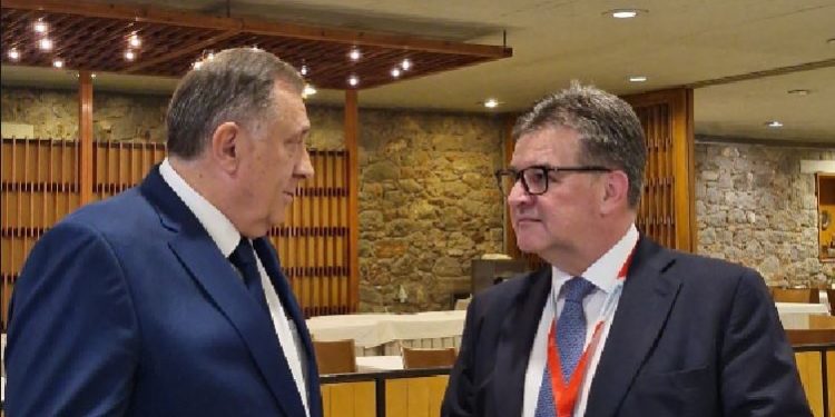 Edhe pse i sanksionuar nga SHBA dhe MB, Dodik ftohet në Greqi ku takohet edhe me Lajçakun