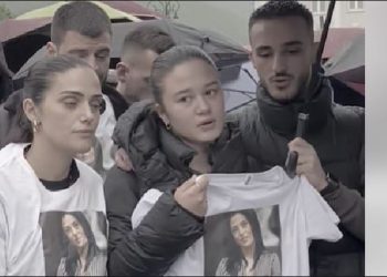Marsh protestues në Pejë për Gjyljeta Ukellën, vajza e saj i prin marshit