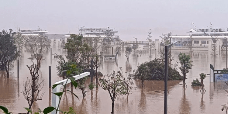 Përmbytjet masive në Kinë, dhjetëra mijëra persona të evakuuar