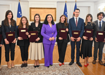 Osmani ndanë Mirënjohje Presidenciale për ekipin e Fakultetit Juridik