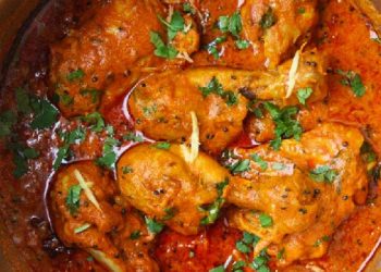 Përgatitja perfekte e pulës me qepë, domate dhe speca