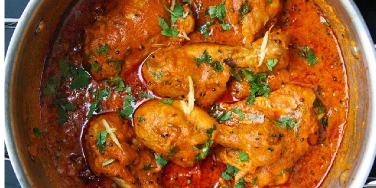 Përgatitja perfekte e pulës me qepë, domate dhe speca