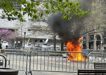 Një burrë në Nju Jork i vuri flakën vetës para gjykatës ku mbahej gjyqi penal kundër Trump