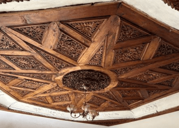 Gdhendja e drurit për tavanë ka tradita të lashta në artin popullor shqiptar