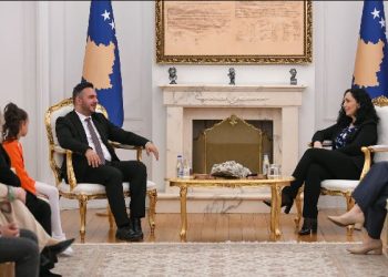 Osmani në ditën e romëve, takon deputetin Galushi