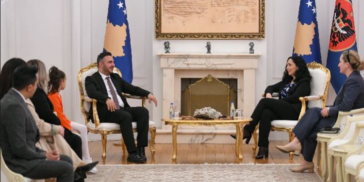 Osmani në ditën e romëve, takon deputetin Galushi