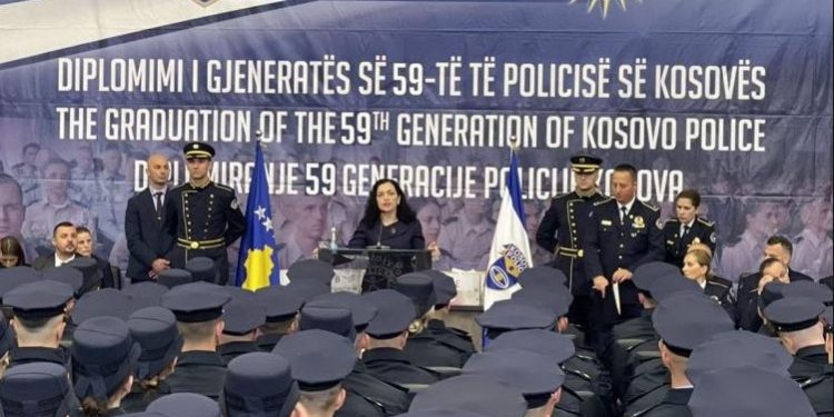 Osmani në ceremoninë e diplomimit të kadetëve policorë: 5 policë po mbahen peng nga Serbia