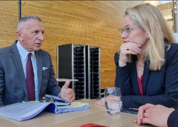 Kamberi takohet me Von Cramon, diskutojnë problemet e diskriminimit të shqiptarëve në Luginë