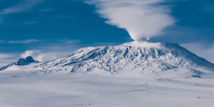 A e dini se zbulohet një vullkan që nxjerr flori çdo ditë ja ku ndodhet