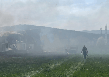 Një qytetar dhe një zjarrfikës të lënduar gjatë tentimit për ta shuar zjarrin që kaploi fabrikën në Podujevë