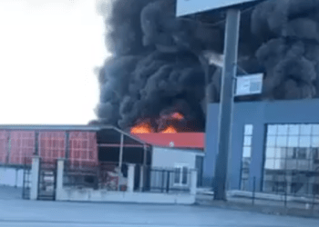 Përfshihet nga zjarri një objekt në magjistralen Prishtinë-Ferizaj