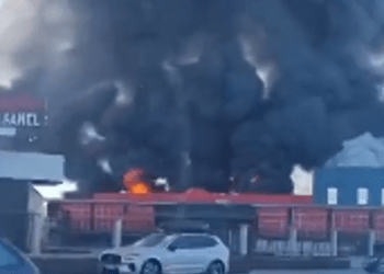 Policia jep detaje lidhur me zjarrin që ka përfshirë një depo në rrugën Prishtinë-Ferizaj