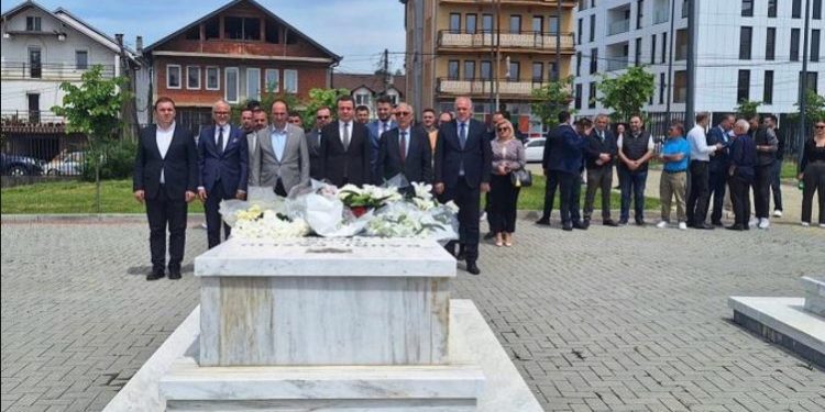 Kurti bën homazhe te varri i heroit Bahri Fazliu: Lavdi të gjithë dëshmorëve