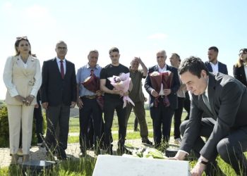 Kurti me homazhe në Marinë: Përjetë mirënjohës ndaj dëshmorëve