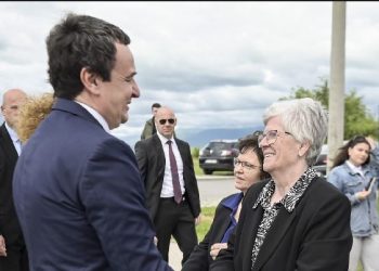 Kurti bën homazhe te varrezat e martirëve e dëshmorëve të kombit në Çabrat