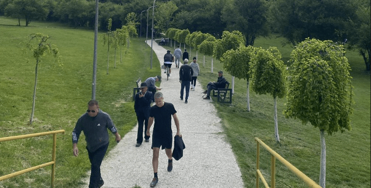 1 Maji, Gërminë e frekuentojnë një fluks i vogël i qytetarëve