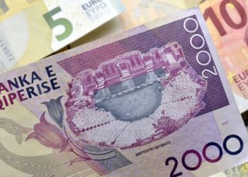 Shqipëri: Për herë të parë që nga viti 2002, euro bie nën 100 lekë
