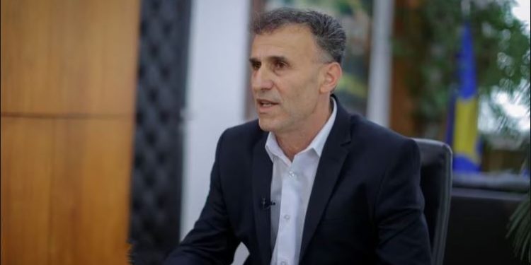 Lulzim Hetemi nuk e lejon vendosjen e flamujve serbë në Leposaviq