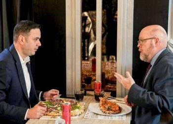 Abdixhiku drekë pune me Hovenier, temë diskutimi vizioni euroatlantik i Kosovës