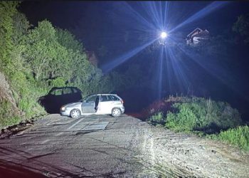 Sulmohen me shishe xhami veturat e policisë dhe KFOR-it në Leposaviq