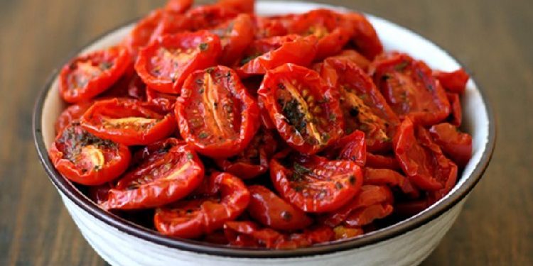 Receta më e mirë e domateve të thara në vaj ulliri