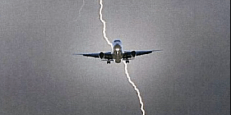 Rrufeja godet aeroplanin Cyrih-Shkup