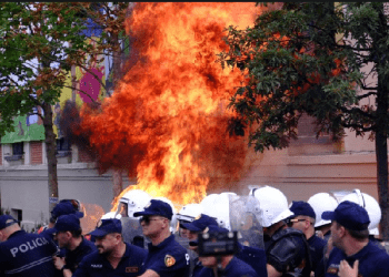 Breshëri molotovësh ndaj Bashkisë, opozita kërkon me zjarr dorëheqjen e Veliajt