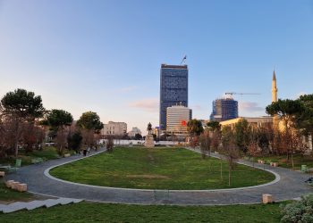 37 mijë shqiptarë në 9 vite drejt SHBA! Ekspertët: Bizneset duhet të ndryshojnë trajtimin ndaj stafit