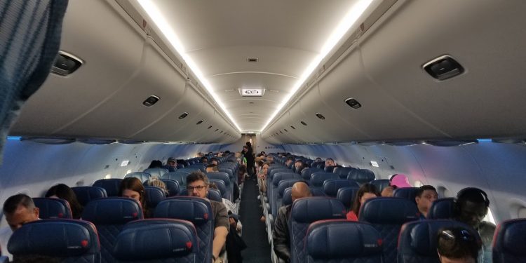 Pse nuk duhet të heqim këpucët në avion?