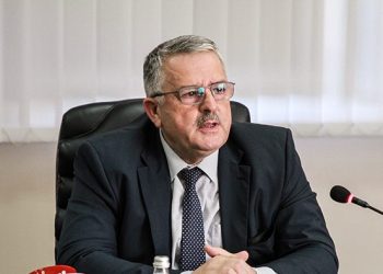 Veliu i “qepon” Abdixhikut: Po e dërgon në “theqafje” LDK-në, një familje të madhe politike