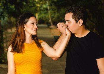 Të kesh një ndjenjë të paqartë për veten i bën njerëzit më pak selektivë në lidhje me pajtueshmërinë romantike