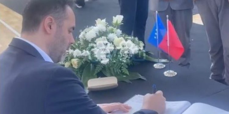 Glauk Konjufca shkon për ngushëllime te familja e Thaçit