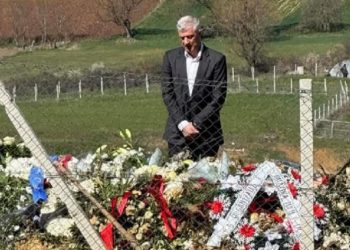 Endriti publikon foto të ish-presidentit duke u përkulur tek varri i babait të tij