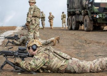 Ushtarë amerikanë të KFOR-it stërviten me mitralozë në Gjakovë