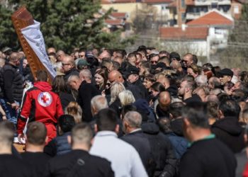 Varrosen 59 viktimat e Koçanit, familjarët dhe qytetar të pikëlluar në ceremoninë mortore