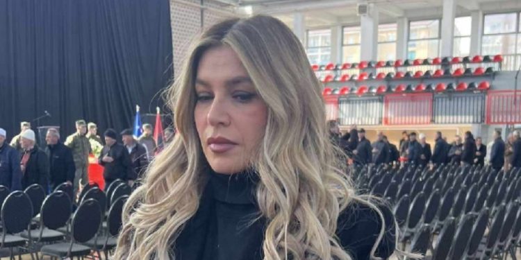 Leonora Jakupi duke bërë homazhe për Haxhi Thaçin , gjersa shihej e përlotur.