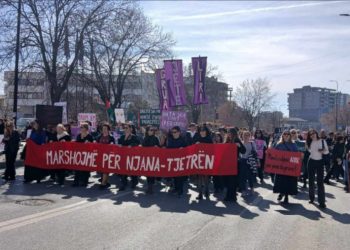 “Marshojmë s’festojmë”, gratë parakalojnë në sheshet e Prishtinës