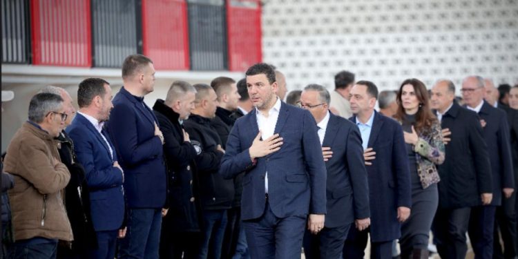 Krasniqi me qindra zyrtarë të PDK-së shkojnë për ngushëllime te familja Thaçi