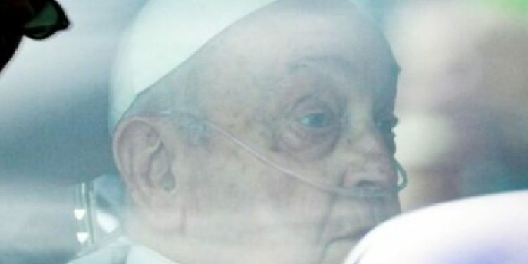 Papa largohet nga spitali për në Vatikan, me tubin e oksigjenit në hundë