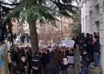 Protesta në Koaçan pas tragjedisë së rëndë: Sulmohen me gurë lokalet